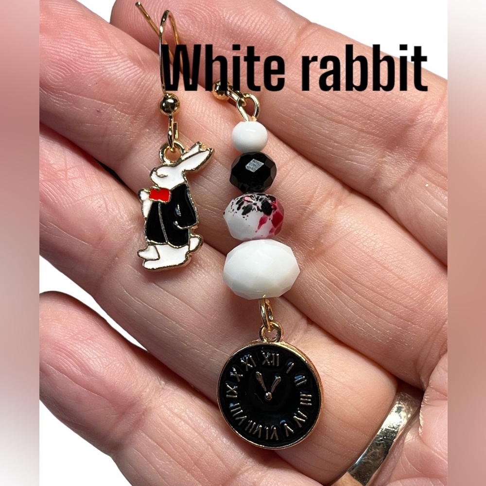 2/20 🐇Cute mismatched White and red/black Alice in Wonderland like earrings
